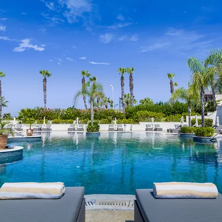 אתר נופש Olympic Lagoon 5*